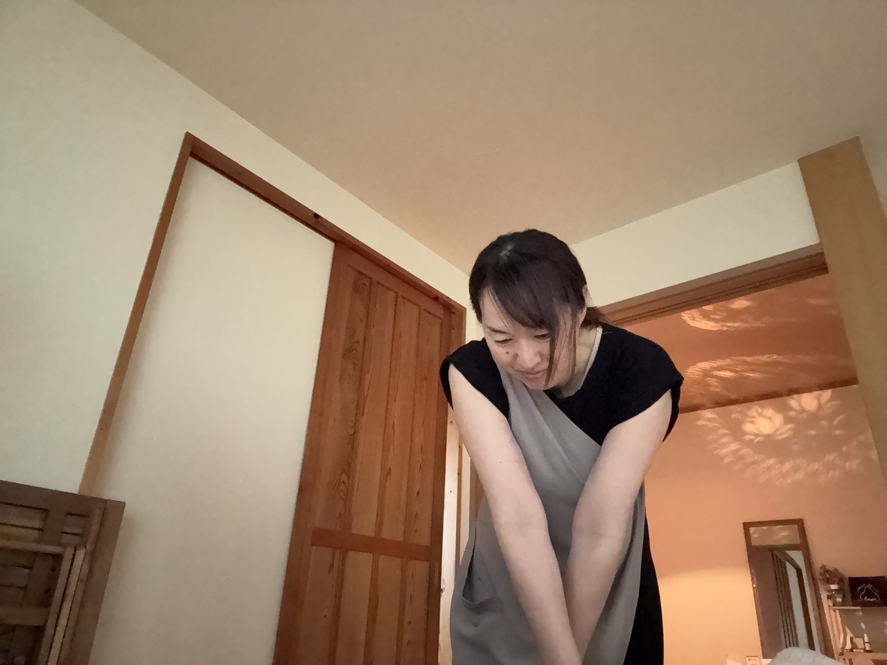 群馬県伊勢崎市のバザルト®導入サロン・haroom。産後の女性の赤ちゃん抱っこによる背面の痛み・腰の重だるさ・疲労に、バザルト®ボディトリートメントの継続ケアで姿勢の変化と睡眠の質・翌朝の目覚めの良さをサポート。