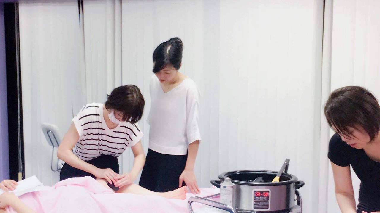 代表講師 林ゆうこによるバザルト®インストラクター養成講座の実技研修風景。複数の受講生へ専用バザルトストーンを使用した施術技術と指導方法を実践形式で学ぶ少人数制の講師養成講座。