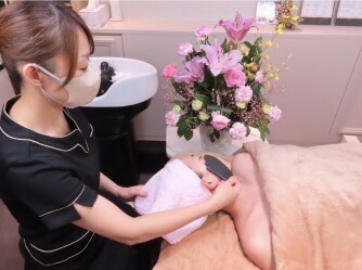 宮城県多賀城市のバザルト®導入サロン・ヘアーサロンSWAN。顔のシミ・シワ・たるみ・乾燥にお悩みの女性に、バザルト®フェイシャルの施術で目元のシワと肌のトーンの変化をサポート。