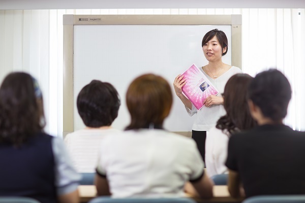 バザルト®ストーントリートメント養成講座で理論を学ぶ受講風景。遠赤外線温熱理論やボディトリートメント理論を、施術・カウンセリング・サロンワークに落とし込める実践的なカリキュラムで学べるセラピストスクール。