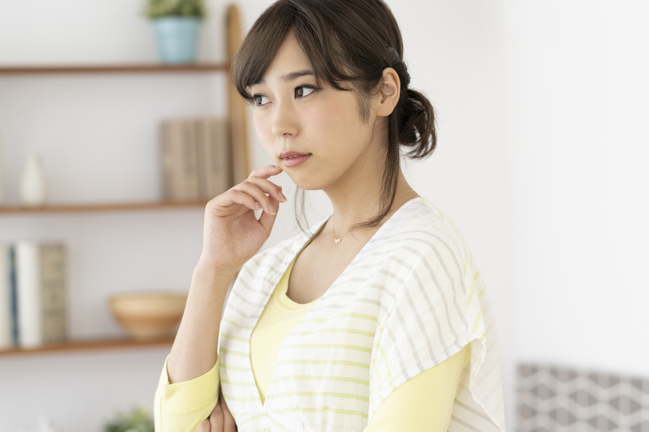冷え性や手足の冷えに悩む女性。自律神経の乱れや血行不良による冷えの原因を理解し、体が熱を生み出し巡らせる温活の重要性をイメージした写真。