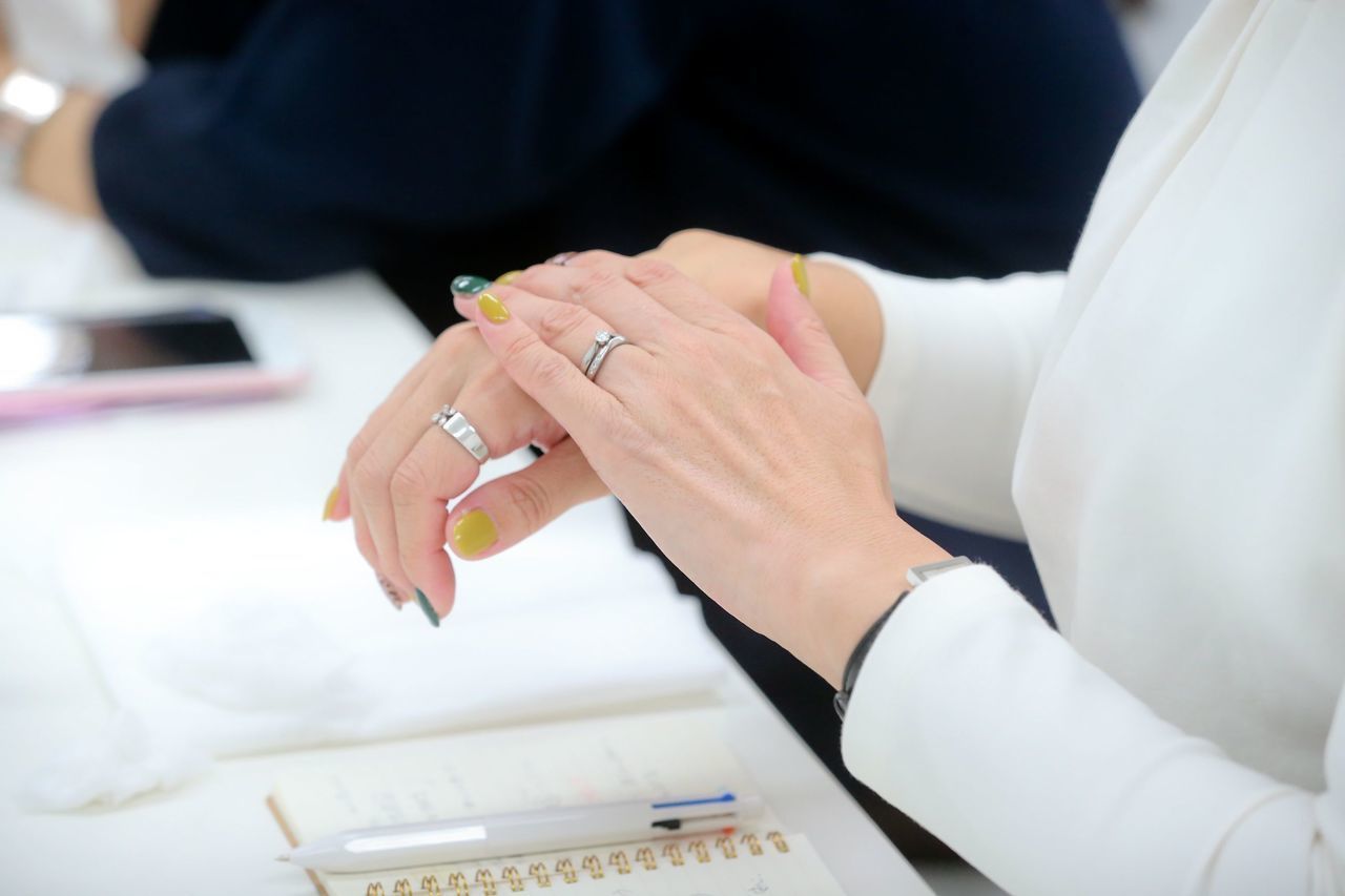 バザルト認定セラピストがP's selectサメスクワランオイルの使用感・肌へのなじみを手で確認している品評会の様子