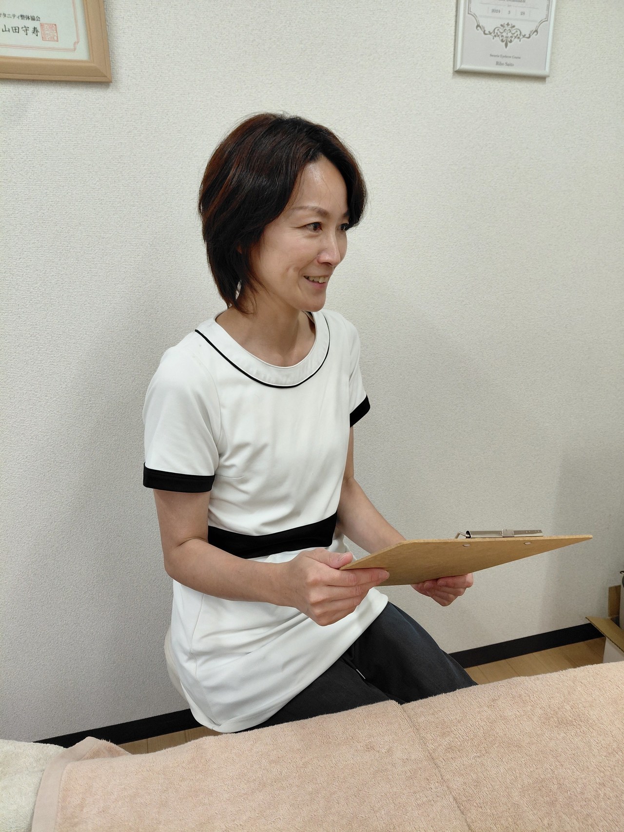 東京都多摩市のバザルト®導入サロン・レディースケアサロンウェリナ マタニティ整体多摩店。60代女性のシミ・しわ・まぶたの重み・顔のたるみに、バザルト®フェイシャル・ヘッドコースの3週間に1回・1年半継続ケアでフェイスラインの引き締めとトーンアップをサポート。