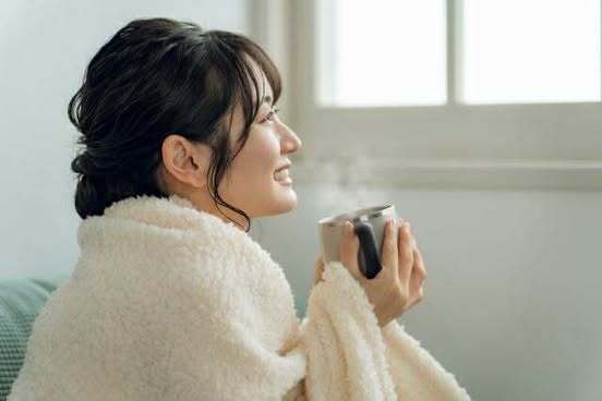 温活を続けても冷えが戻る悩みを抱える女性｜外から温めるケアと体が自ら熱を生み出すアプローチの違い