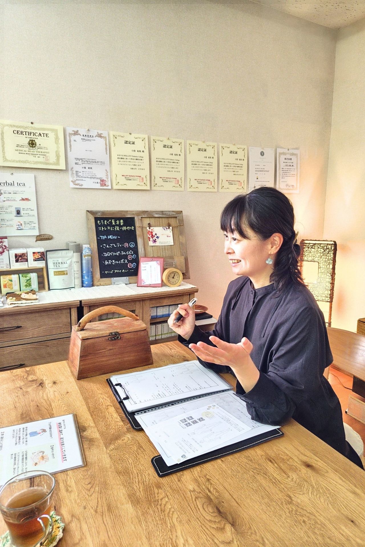 滋賀県守山市のバザルト®導入サロン・介護アロマサロンWai。70代女性の慢性的な肩こり・首こり・頭痛・冷えに、バザルト®ボディ＆ヘッドスパの月1〜2回・10ヶ月継続ケアでこりと頭痛の軽減をサポート。サーモグラフィー測定で施術後に背中の表面温度4.4℃上昇を記録。