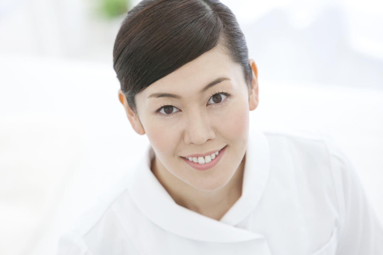 専用形状のストーンを沿わせるバザルト®の施術｜強い圧をかけない設計で妊活・マタニティ・産後の現場でも活用