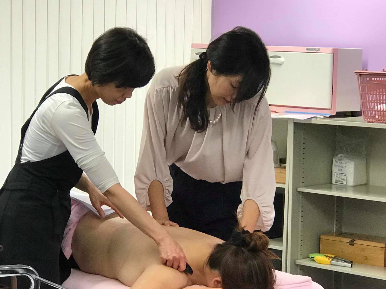 バザルト®インストラクター養成講座の実技研修。専用バザルトストーンを活用することで受講生全員が再現性の高い施術技術を習得しやすく、講師として技術指導やスクール運営を行うための実践スキルを学ぶ講座です。