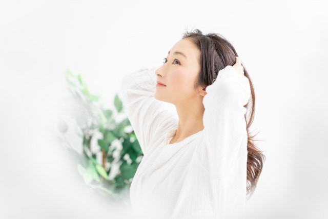 バザルト®温熱ヘッドスパは、天然の遠赤外線ストーンを使用した頭皮ケア技術です。心地よい温熱によるリラクゼーションを提供し、多くのサロンで継続利用されている人気メニューです。