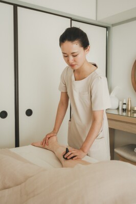 宮城県仙台市のバザルト®導入サロン・harimoon仙台。マタニティ安定期でブライダルを控えた20代女性の体型の悩みに、バザルト®マタニティ＆フェイシャルトリートメントの週1〜10日に1回・計3回の継続ケアで肩ラインと後ろ姿の変化をサポート。