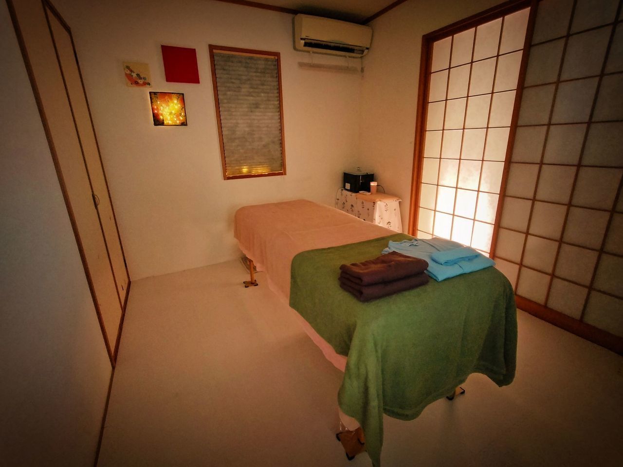 東京都武蔵村山市のバザルト®導入サロン・Hokoromi。50代女性看護師の慢性的な肩こり・巻き肩・お腹まわりとヒップのたるみ・お通じのリズムの乱れに、バザルト®ボディ100分＋ヘッド50分の複合プログラム2回でウエスト3cm減と体の軽さをサポート。