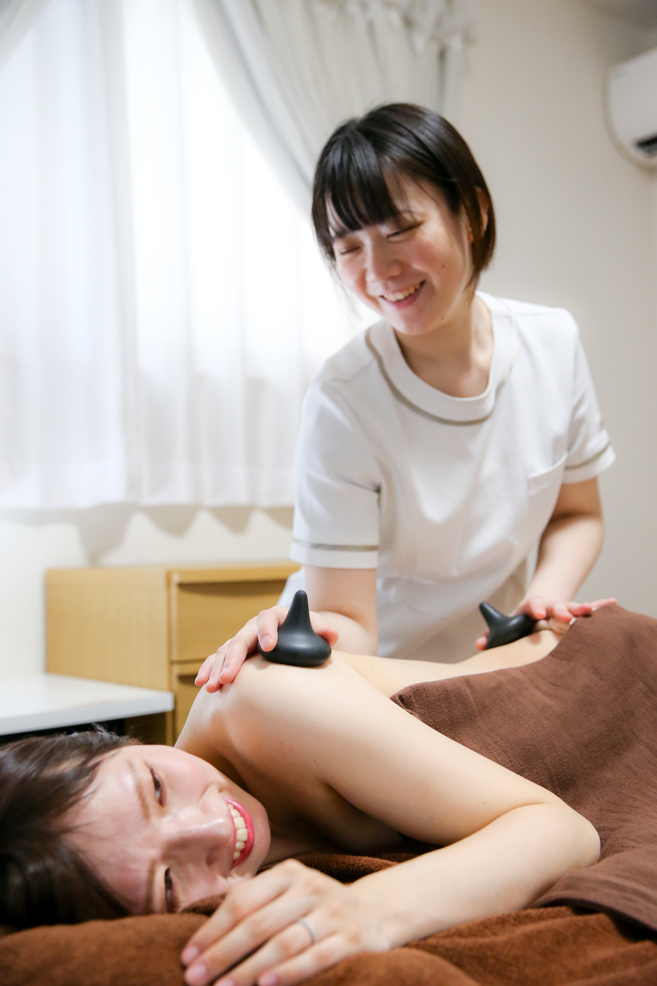 強い圧をかけずに緊張がゆるんだ状態からアプローチするバザルト®｜敏感肌・産後・妊娠中でも受けやすい設計