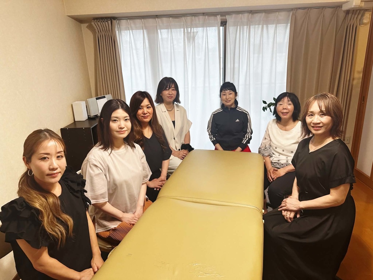 バザルト®メディカル連携プログラム大阪上位研修2026年6月｜施術ベッドを囲むマイスター認定セラピスト7名